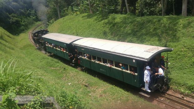 Perjalanan asyik naik kereta uap (Angling/detikTravel)