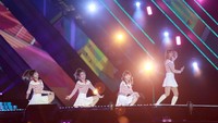 Red Velvet tampil manis dan ceria lewat lagu baru mereka Russian Roulette dan Dumb Dumb.