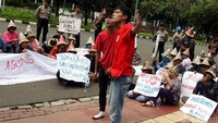 Warga juga menggelar aksi teatrikal.