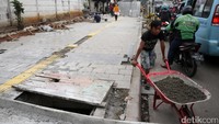 Jalur pedestrian diperlebar sekitar 50an cm. Garis kuning merupakan penanda khusus untuk kaum difabel.