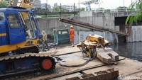 Turap tersebut untuk mengantisipasi banjir karena air Kali Grogol yang meluap.