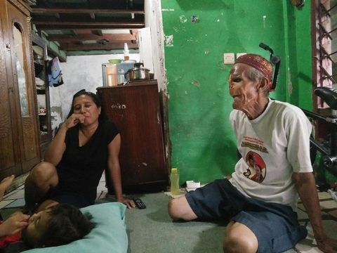 Cerita Warga Soal Kebaikan Hati Kakek Penjual Koran di SPBU Kokas