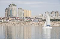 Pantai Aktau dan perahu yacht (Thinkstock)