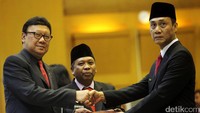 Sertijab Plt Gubernur Bangka Belitung dari Rustam Effendi (tengah) kepada Yuswandi (kanan). Peresmian tiga Plt itu digelar di Kantor Kementerian Dalam Negeri, Jl. Merdeka Utara, Jakarta, Kamis (27/10/2016).