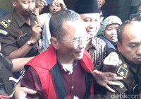 Hari ini Dahlan diperiksa sejak pukul 09.00. Dahlan nampak keluar dari ruang pemeriksaan Kejati Jawa Timur pukul 19.30 WIB dengan menggunakan rompi warna oranye.