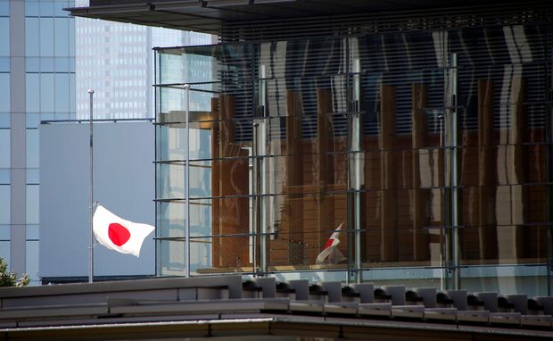 Bendera setengah tiang dikibarkan di kediaman resmi PM Shinzo Abe
