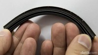 Pekerja juga melakukan pengetesan terhadap karet wiper produk kompetitor. Ini hasilnya. Ist/Bosch.