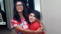 Komedian berusia 35 tahun itu tampak memeluk erat sang istri. Pool/Gus Mun/detikFoto.