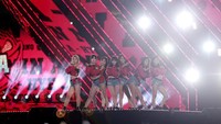Tak kalah seksi, AOA juga terlihat menggoda dengan menampilkan  Good Luck dan Heart Attack.