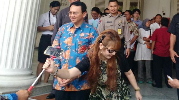 Puluhan Orang Antre Foto Bersama Ahok di Hari Terakhir Sebelum Cuti