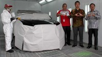 Tempat ini merupakan fasilitas perbaikan dan pengecatan body kendaraan berstandar Mitsubishi pertama di Indonesia yang dimiliki diler. Pool/dok. Mitsubishi.