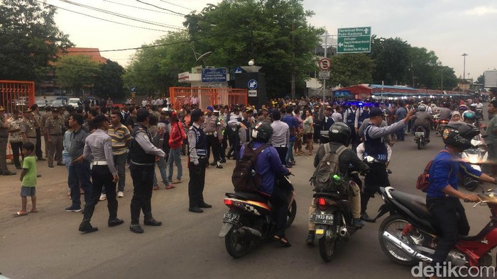 Warga Demo Saat Peresmian Drive Thru Uji Kir Pulo Gadung, Tapi Ahok Batal Datang