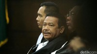 Kuasa hukum Jessica, Otto Hasibuan mendengarkan pembacaan vonis.