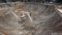 Sejumlah pekerja menyelesaikan pembagunan skateboard park.