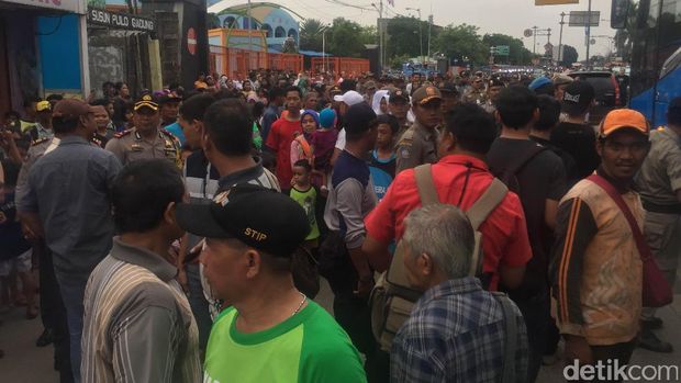  Warga memadati kantor unit pengelola pengujian kendaraan bermotor (UP PKB) Pulo Gadung, Jakarta Timur, Kamis (27/10/2016)