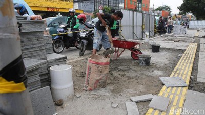 Trotoar di Depan Stasiun Tanah Abang Diperlebar
