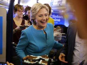 Ultah ke-69, Hillary Selamati Diri Sendiri dan Diberi Kue Gedung Putih