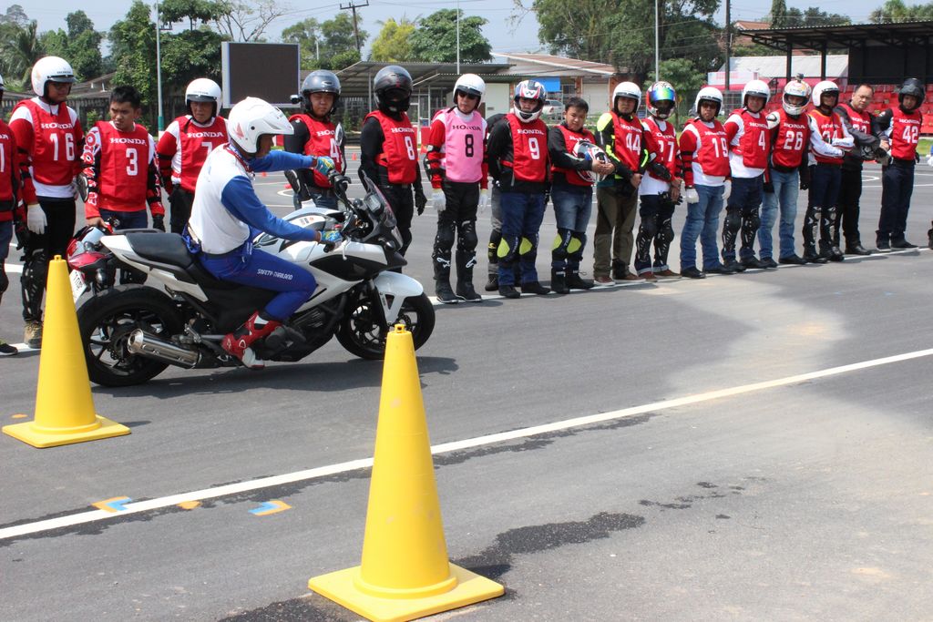 Pelatihan safety riding motor gede di Phuket, Thailand