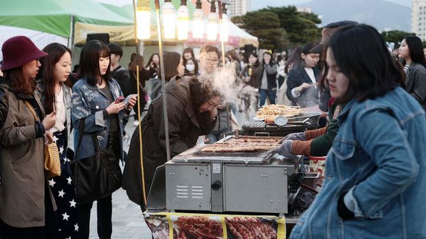 Para penonton di acara Busan 
