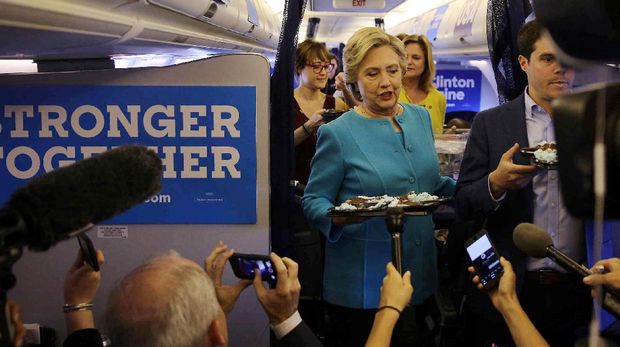 Hillary saat membagikan kue ultah kepada wartawan