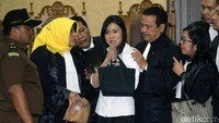 Jessica ditemani kuasa hukumnya usai pembacaan vonis.