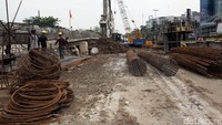 Pembangunan turap Kali Grogol diperkiran selesai pada tahun 2017.