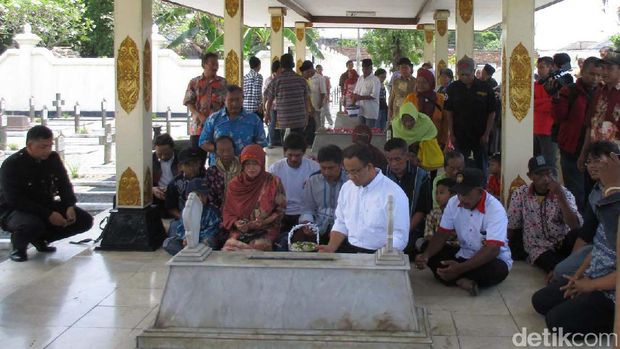 Jelang Kampanye, Anies Nyekar ke Makam Panglima Sudirman dan Ayahnya di Yogya