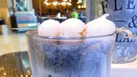 Lychee Charcoal Lemonade (Rp 36.000) begitu unik dengan tampilan warna hitam. Dibuat dari arang aktif dengan campuran lemon dan buah leci. Makin unik karena ada foam putih telur di atasnya.