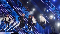 Boyband yang sukses bertengger di Billboards 200 itu tampil menggila kala membawakan Blood Sweet & Tears dan Fire.