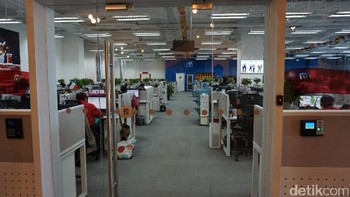 Naik ke lantai dua, lantai ini diisi oleh tim customer service. Foto: detikINET/Muhammad Alif Goenawan