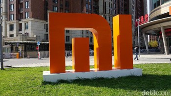 Huruf besar lambang Xiaomi yang dipajang di halaman depan kantor Xiaomi. Foto: detikINET/Muhammad Alif Goenawan