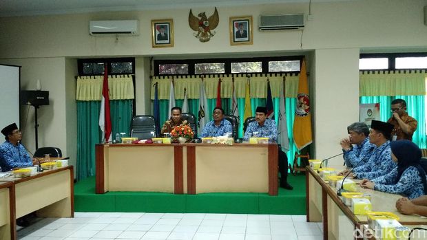  Description Pelaksana tugas (Plt) Gubernur Jakarta Sumarsono saat berada di kantor Bawaslu DKI, Jumat (28/10/2016)