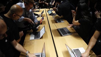 Media yang hadir antusias mencoba MacBook Pro generasi baru ini. Foto: Getty Images