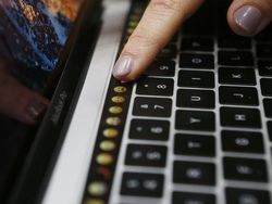 Cantiknya MacBook Pro + Touch Bar, Laptop Rp 23 Juta