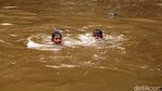 Anak-anak Berenang di Sungai Ciliwung