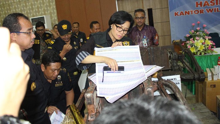 Ke Sidoarjo, Sri Mulyani Bongkar Pabrik Pita Cukai Palsu