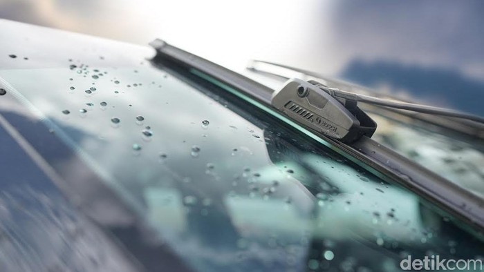Bosch melalui Divisi Automotive Aftermarket (AA) baru-baru ini meluncurkan wiper flat-blade terbarunya, yakni Bosch Clear Advantage, yang memberikan performa unggul untuk mobil-mobil Asia bahkan di kondisi cuaca ekstrem sekalipun. Diperkuat teknologi flat-blade dari Bosch,  wiper Bosch Clear Advantage ini menggabungkan pegas baja tunggal dan formulasi karet eksklusif yang menghadirkan distribusi tekanan yang merata ke seluruh bilah wiper dan kaca depan mobil.