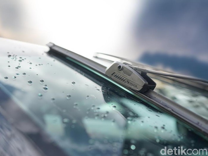 Bosch melalui Divisi Automotive Aftermarket (AA) baru-baru ini meluncurkan wiper flat-blade terbarunya, yakni Bosch Clear Advantage, yang memberikan performa unggul untuk mobil-mobil Asia bahkan di kondisi cuaca ekstrem sekalipun. Diperkuat teknologi flat-blade dari Bosch,  wiper Bosch Clear Advantage ini menggabungkan pegas baja tunggal dan formulasi karet eksklusif yang menghadirkan distribusi tekanan yang merata ke seluruh bilah wiper dan kaca depan mobil.