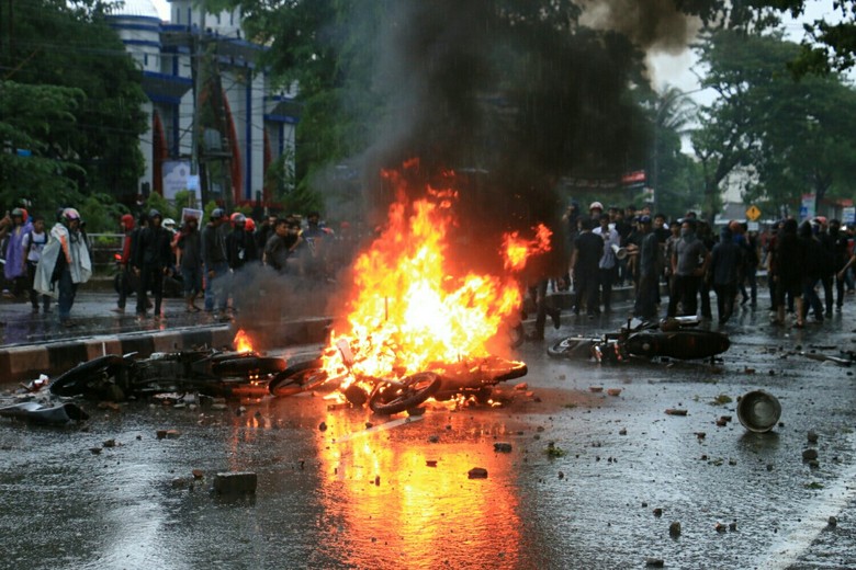 Demo Sumpah Pemuda di Makassar Berujung Bentrok, 6 Motor 