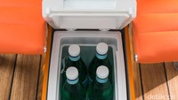 Di dalam mobil ada fasilitas pengisian hp dan tempat penyimpanan botol minuman. Foto: Nissan Eropa