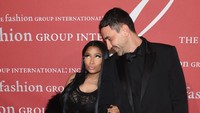 Pelantun Side To Side itu tampil bersama fashion desainer, Riccardo Tisci. Jamie McCarthy/Getty Images/detikFoto.