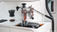 Ada juga kulkas mini dan mesin kopi yang biasa dipakai barista cafe. Foto: Nissan Eropa