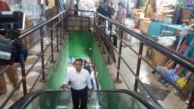 Anies Baswedan di Pasar Tebet