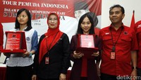 Ketua Bidang Pemuda dan Olahraga DPP PDIP, Sukur Nababan, secara simbolis memberikan penghargaan kepada atlet berprestasi, di Kantor DPP PDI-Perjuangan, Dipenegoro, Jakarta, Jumat (28/10/2016).
