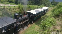 Kereta memiliki 2 gerbong yang ditarik lokomotif uap B2503. Selama membawa penumpang, kecepatan maksimalnya 20 KM/jam (Angling/detikTravel)