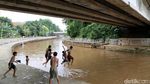 Anak-anak Berenang di Sungai Ciliwung