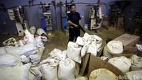 Penggerebekan dilakukan oleh petugas gabungan dari Badan Pengawas Obat dan Makanan (Badan POM) dan Polda Metro Jaya.