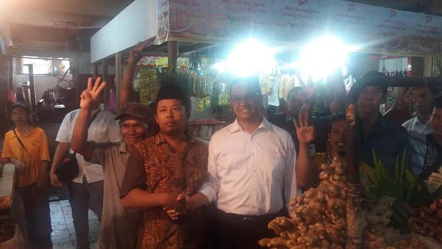 Anies Baswedan di Pasar Tebet