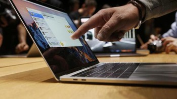 Apple melengkapi MacBook Pro 13 inch dengan RAM 8 GB. Sedangkan varian 15 inch dibekali RAM 16 GB. Untuk ruang penyimpanan internalnya, kedua perangkat ini disematkan Superfast SSD berkapasitas 256 GB. Foto: Getty Images
