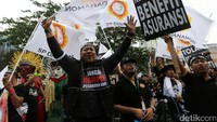 Selain membawa berbagai poster, mereka juga membawa sepasang ondel-ondel.